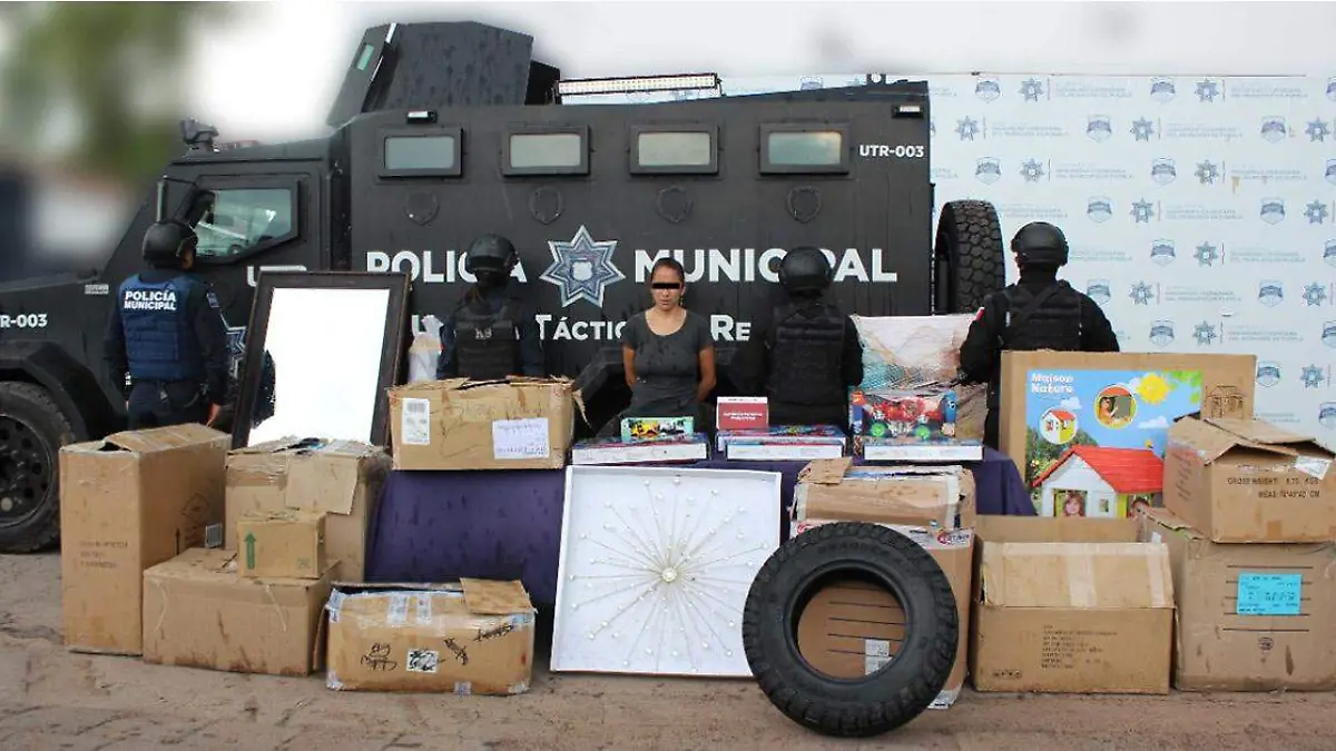 El conductor de un camión que transportaba diversa mercancía de la tienda Coppel, fue rescatado por policías municipales de Puebla